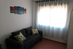 - un salon avec un canapé et une fenêtre dans l'établissement Luminoso Departamento - Sanatorio de la Mujer - Cochera opcional, à Rosario