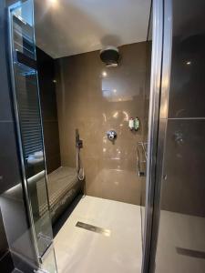 um chuveiro com uma porta de vidro na casa de banho em The Bold Hotel; BW Signature Collection em Southport