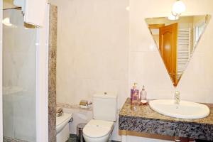 A bathroom at Casa Escardill Még 37 kép