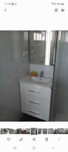 ein Badezimmer mit einem weißen Waschbecken und einem Spiegel in der Unterkunft studio for rent in torremolinos -Málaga for vacations studio alquiler para vacationes, studio te huur voor vacantie Calle Río Mesa 5 in Torremolinos