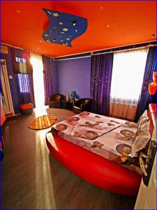 ママイア・ノルドにあるMax - Mamaia Nordのベッドルーム1室(赤いヘッドボード付きのベッド1台付)