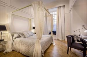 ローマにあるOld Town Apartmentのベッドルーム(天蓋付きベッド、ピアノ付)