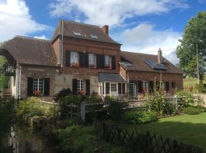 een huis met een tuin ervoor bij Le Moulin de l`Epinay in Sainte-Beuve-en-Rivière