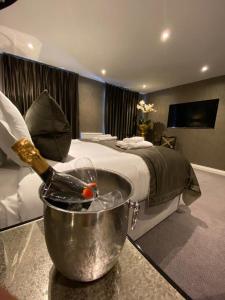 een slaapkamer met een fles champagne in een bad bij The Bold Hotel; BW Signature Collection in Southport