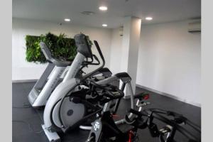 un gimnasio con 2 bicicletas estáticas en una habitación en Le Saint Martin du Touch Fitness & Business, en Toulouse