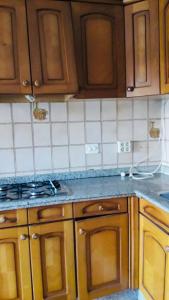 cocina con armarios de madera y encimera en Casa centro Enguidanos, en Enguídanos