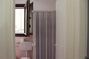 クストナーチにあるcasa sandrina piano terraのバスルーム(トイレ、鏡、窓付)