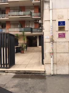 un accès à un bâtiment avec un parking dans l'établissement Casa Milù, à Rome
