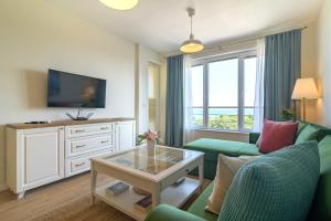 un salon avec un canapé et une télévision dans l'établissement Apartment A'MORE, à Saints Constantine et Helena