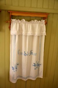 una cortina en una puerta con la palabra familiar en ella en Lillstugan, södra Bergslagen en Surahammar