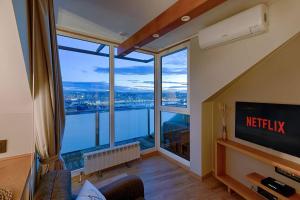 Televízia a/alebo spoločenská miestnosť v ubytovaní Riazor Bay by TheBlueWaveApartments com