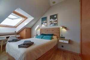 Posteľ alebo postele v izbe v ubytovaní Riazor Bay by TheBlueWaveApartments com