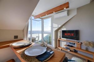 Televízia a/alebo spoločenská miestnosť v ubytovaní Riazor Bay by TheBlueWaveApartments com