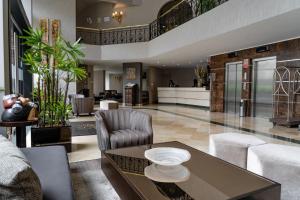 a living room with a table and chairs at Hotel Jose Antonio in Lima