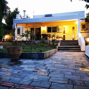 une maison avec une terrasse en pierre en face de celle-ci dans l'établissement Villa Irene, à Kos