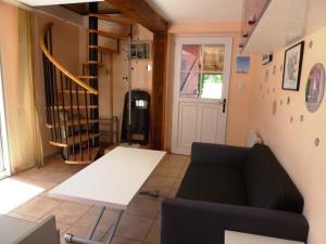 un soggiorno con divano nero e tavolo di PORT BAS a Brens