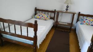 twee bedden naast elkaar in een kamer bij Bistrički mir 1 in Petrovac na Mlavi