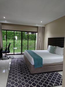 リロングウェにあるDouglas Lodge & Apartmentsのベッドルーム(大型ベッド1台、大きな窓付) +37枚の写真