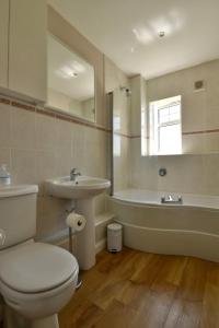 Koupelna v ubytování 47 Wetherby Way, 3 bedrooms, sleeps 6, easy walk to town, Parking, Self Catering, Great View