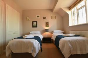 Rúm í herbergi á 47 Wetherby Way, 3 bedrooms, sleeps 6, easy walk to town, Parking, Self Catering, Great View