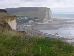a view of the ocean and a white cliff at Les Blancarts in Hautebut