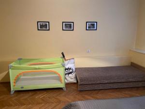 Un pat sau paturi într-o cameră la Apartament u Maliny