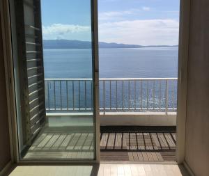 een kamer met uitzicht op de oceaan vanaf een balkon bij AjaccioPanoramicView in Ajaccio