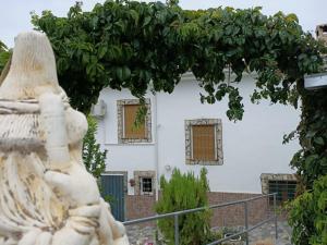 une statue devant un bâtiment dans l'établissement Alojamiento rural La Hontana, à Castillo de Locubín