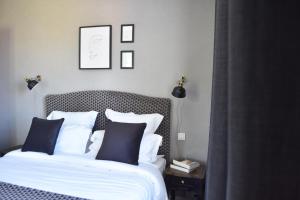 Postel nebo postele na pokoji v ubytování Hôtel Le Boeuf Couronné Chartres - Logis Hotels