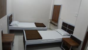 Postel nebo postele na pokoji v ubytování Anand P G hostel males only