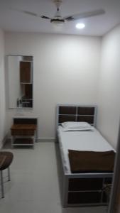 Postel nebo postele na pokoji v ubytování Anand P G hostel males only