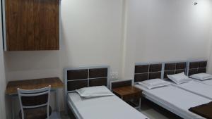 Postel nebo postele na pokoji v ubytování Anand P G hostel males only