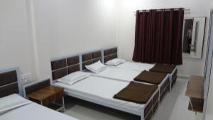 Postel nebo postele na pokoji v ubytování Anand P G hostel males only
