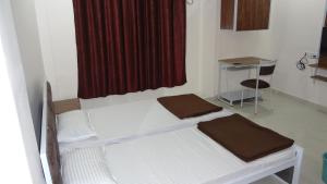 Postel nebo postele na pokoji v ubytování Anand P G hostel males only