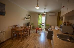 cocina y sala de estar con mesa y sillas en Apartamentos Rurales Romero, en Nohales