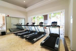 a row of treadmills in a gym with mirrors at Departamento en Gavias Grand Mazatlan 920 Torre Sur in Mazatlán