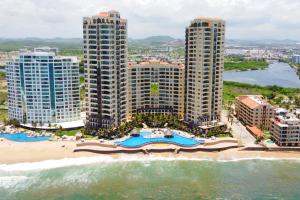 an aerial view of a beach with tall buildings at Departamento en Gavias Grand Mazatlan 920 Torre Sur in Mazatlán