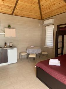 a room with a kitchen and a table with chairs at Viktoria in Karolino-Buhaz