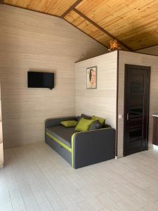 a bed in a room with a wall at Viktoria in Karolino-Buhaz