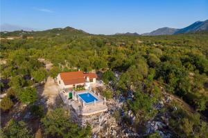 uma vista aérea de uma casa com piscina em Villa Menalo em Neum
