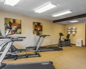 een fitnessruimte met 2 hometrainers in een kamer bij Rodeway Inn & Suites Bradley Airport in East Windsor