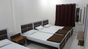 Postel nebo postele na pokoji v ubytování Anand P G hostel males only