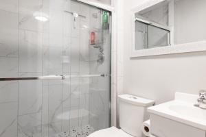 ENTIRE BACHELOR UNIT EN-SUITE UPTOWN WATERLOO - e5的一间浴室