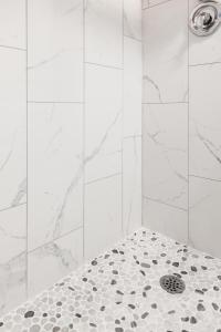 滑铁卢ENTIRE BACHELOR UNIT EN-SUITE UPTOWN WATERLOO - e5的一间带排水管淋浴的浴室