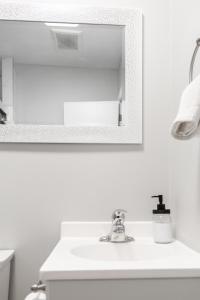 ENTIRE BACHELOR UNIT EN-SUITE UPTOWN WATERLOO - e5的一间浴室