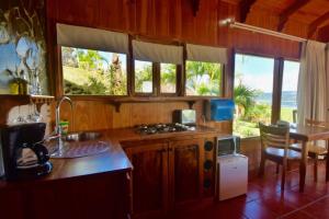 A kitchen or kitchenette at Pie in the Sky 1 Gorgeous Cottage with spectacular scenic views