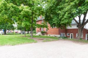 滑铁卢ENTIRE BACHELOR UNIT EN-SUITE UPTOWN WATERLOO - e5的前面有树木的红砖建筑