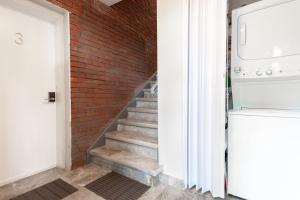 滑铁卢ENTIRE BACHELOR UNIT EN-SUITE UPTOWN WATERLOO - e5的通往砖墙的砖楼梯 更多8张照片