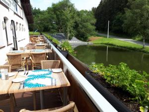 Výhled na řeku, která protéká v blízkosti hotelu