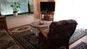 A television and/or entertainment centre at Bungalow Möwe